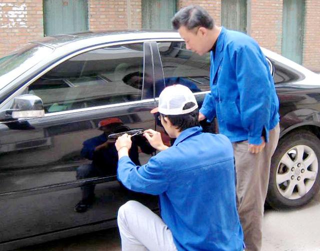 和林格尔汽车钥匙丢在车里面怎么办?